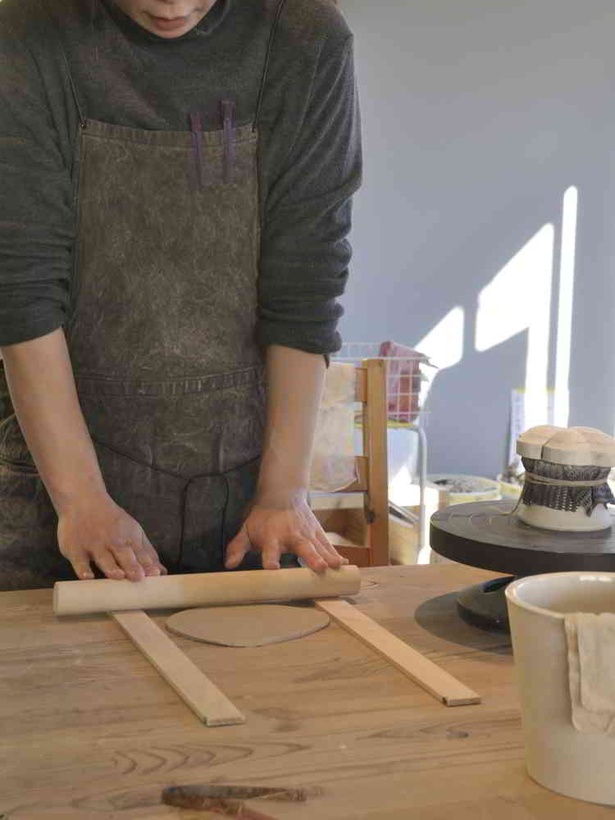 豆皿に使う粘土を道具を使って一定の厚みに伸ばす