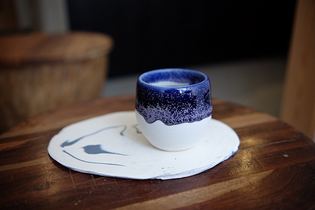 ドリップコーヒーはオリジナルの陶器カップで提供。写真のACOPACA パカマラ・ウォッシュド700円