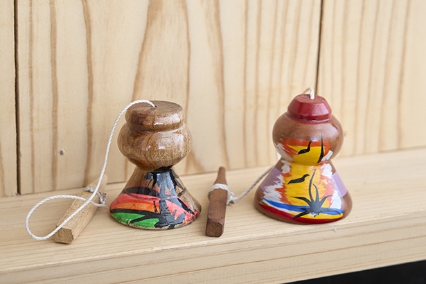 エルサルバドル版のけん玉・カピルーチョは、現地の伝統的な玩具。卸先へのお土産にすることもあるとか