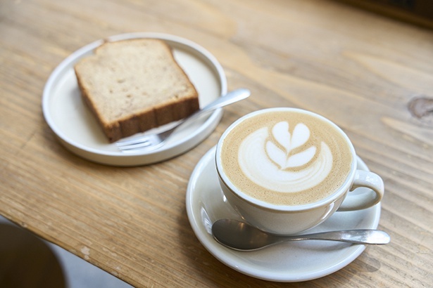 「COYOTE the ordinary shop」のカフェラテ650円は、オーツミルクを使用。4種のフレーバーから選べるバナナブレッド470円
