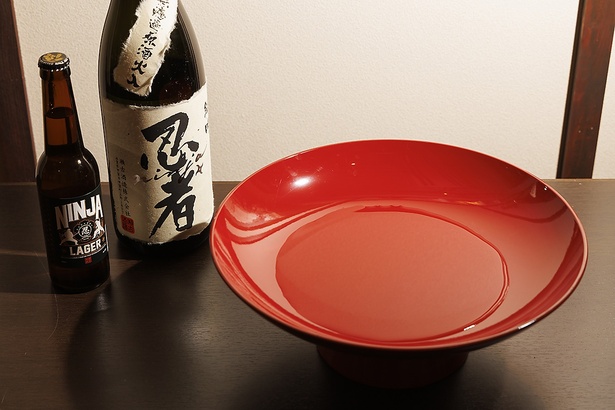大きな盃で飲む日本酒「忍者」や、「NINJA LAGER」というビールも、人気メニューのひとつ