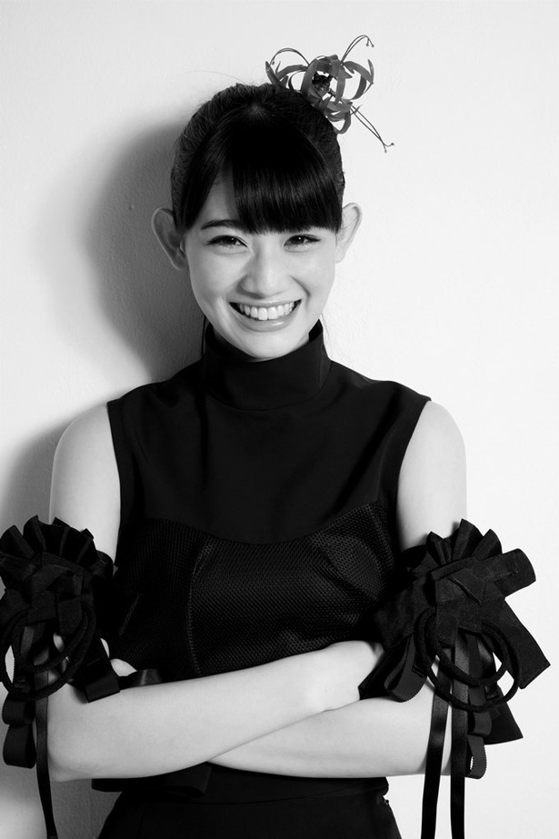 【写真を見る】秋本帆華の「黒鯱」舞台衣装