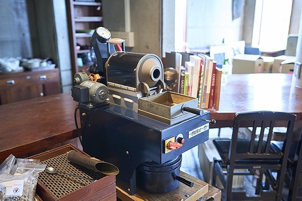 コーヒー教室も開催するLabo研究所には、商社などの検品で使われるサンプルロースターも設置