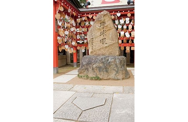 甲子園 素盞嗚神社の｢野球塚｣。写真の下部分に映っている敷石がホームベース形