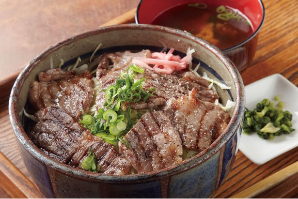ジューシーな豊後牛がたっぷりのる「豊後牛焼肉丼」(1680円)。レストランの眼下に広がる千町無田で栽培されたコシヒカリもうまい！