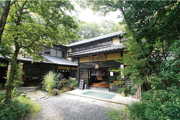 旅館の創業は1928(昭和3)年。昔ながらの純和風のたたずまいでゲストを迎える