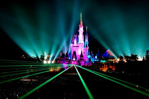 【写真を見る】東京ディズニーランドの過去の「ニューイヤーズ・イヴ」の様子