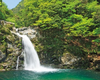 【涼絶景】関西屈指の避暑地！広い滝壺と水しぶきが魅力の「清納の滝」