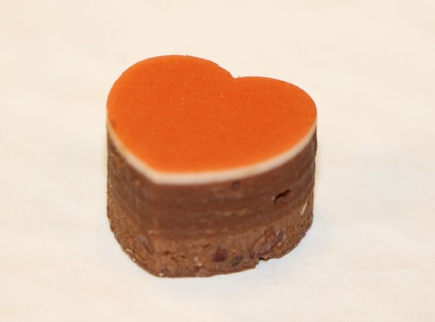 パッションフルーツとオレンジフラワー風味のミルクチョコレートガナッシュを組み合わせた「クール ヌーヴォ フリュイ ドゥ ラ パッション ＆ フルール ド オランジュ」
