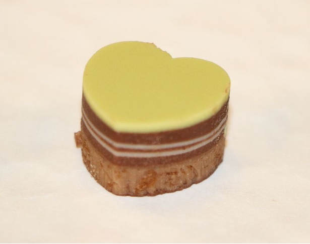 レモンとベルガモット風味のミルクチョコレートガナッシュを組み合わせた「クール ヌーヴォ シトロン ＆ ベルガモット」