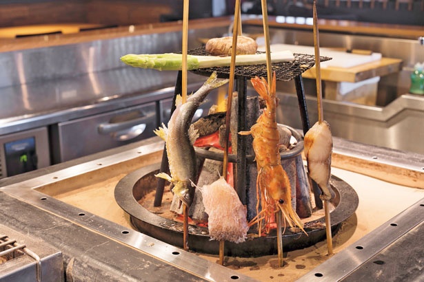 「肉厚しいたけ」(594円)。「太アスパラ炭焼き」(432円)。ふっくら焼ける「銀ダラ西京焼き」(864円)など/いろり焼き かるた