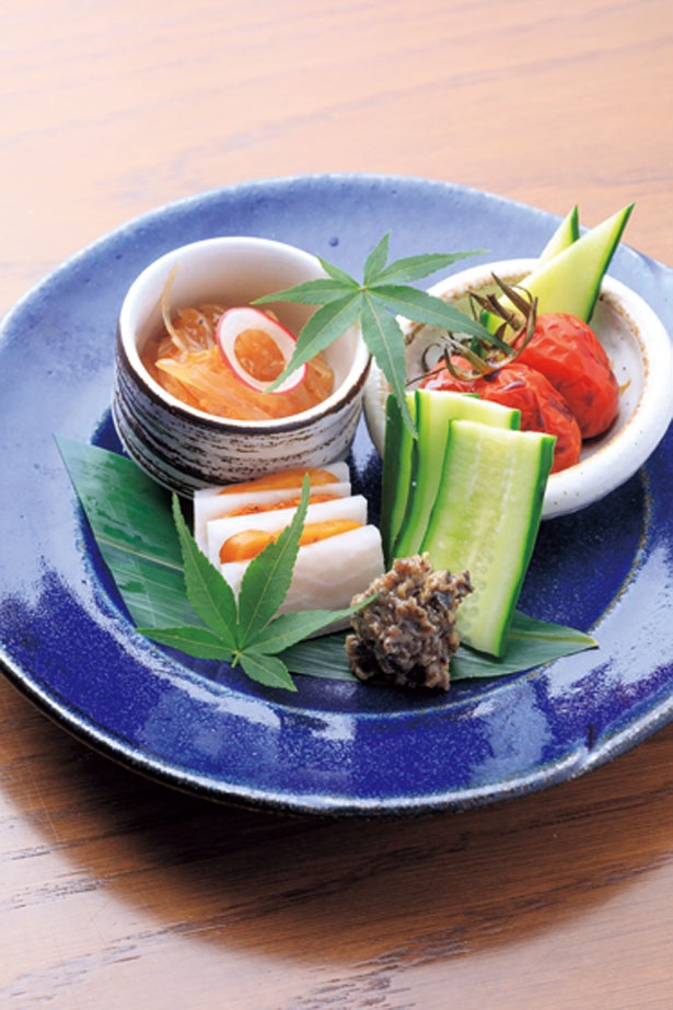 梅水晶やカラスミなどのアテ盛り(980円)。一人で来た時のアテに/いろり焼き かるた