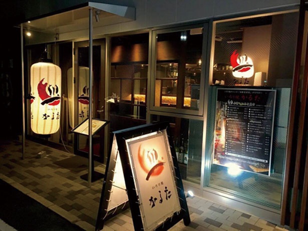ガラス張りのおしゃれな店構え。中は和モダンの落ち着いた雰囲気/いろり焼き かるた