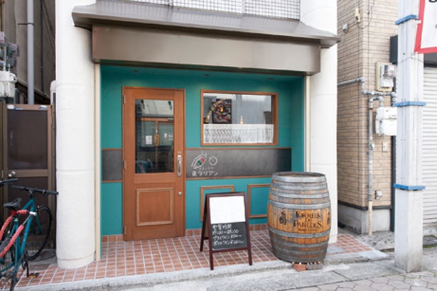 ターコイズブルーのおしゃれな店。魚の看板がキュート/ビストリア 魚タリアン
