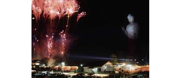 カウントダウンでは花火も上がる！　ぜひ楽しんで！