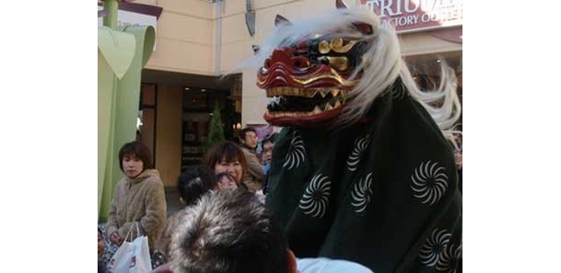「三井アウトレットパーク 幕張」では、1月1日に獅子舞が練り歩く予定