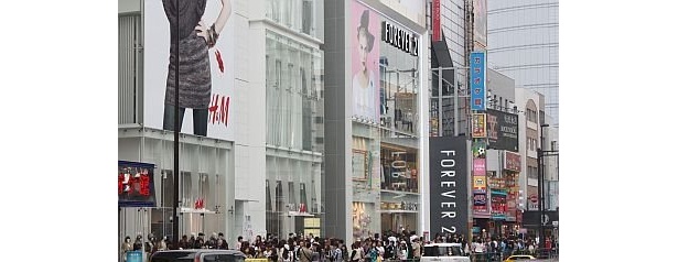 2009年、原宿で起こった「ファストファッション戦争」。「H&M」の隣に「FOREVER21」が誕生し、一時原宿は交通マヒ状態に