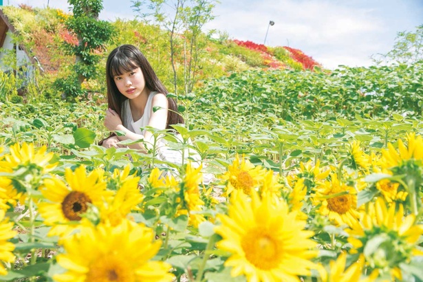 フォトジェニックに撮るコツは「きれいな陰影ができている場所で望遠を使って手前の花をぼかし、人物にピントを合わせて」とカメラマンの松井ヒロシさん