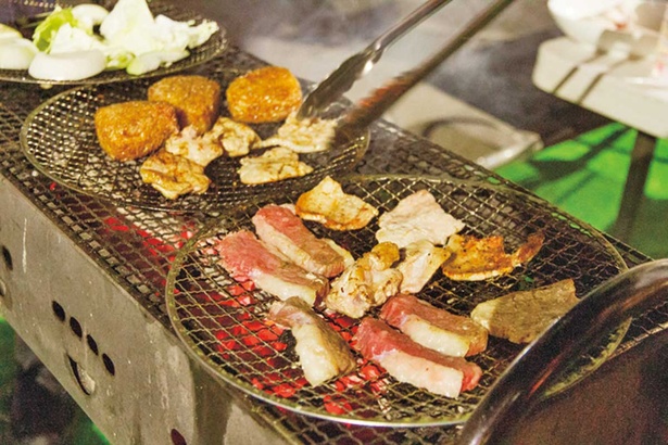 黒毛和牛カルビや焼き野菜など、充実の内容も魅力