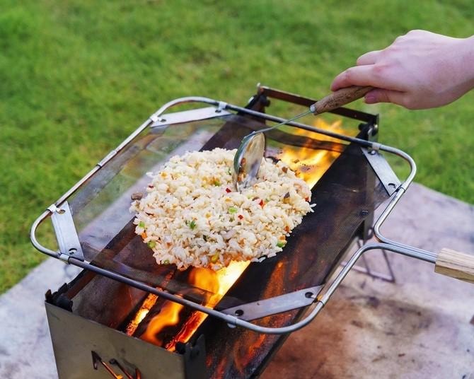 キャンプ飯に革命！網でチャーハンや焼きそばが作れる直火焼専用のメッシュ式フライパン「メッシュパン」とは？