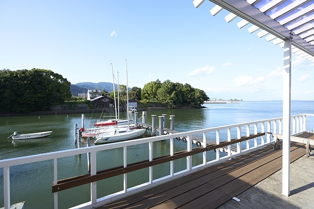 店の奥にはボートを係留する桟橋が。入江の先には広大な琵琶湖の眺望が広がる