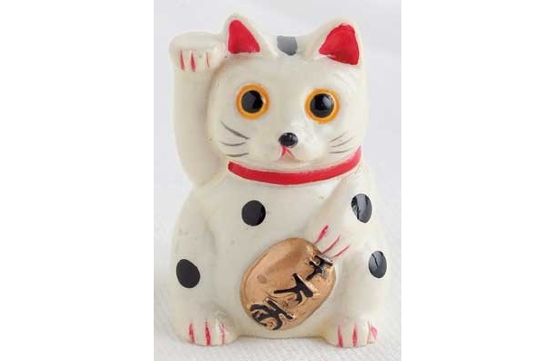 「山田天満宮」の招き猫みくじ（300円）。つぶらなひとみで金運招来！