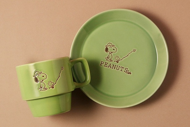 「PEANUTS Cafe SMT マグカップ グリーン」(1980円)、「PEANUTS Cafe SMT プレートS グリーン」(1980円)