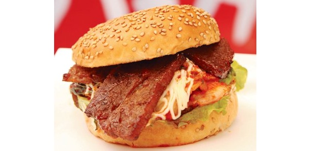 大阪で人気の鶴橋カルビバーガーは、地名バーガーとして有名