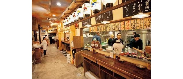 さまざまなホルモンを出す4店舗が入る｢新宿三丁目ホルモン横丁｣も