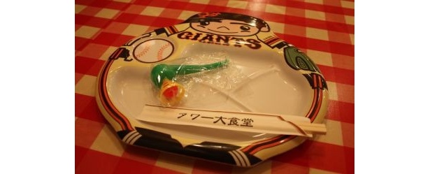 お子様ランチのお皿とオマケ