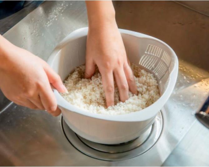 誰でも手軽においしいお米が食べられる!?「米研ぎ専用ボウル」の研ぎ汁がボウルに溜まらないからくりとは