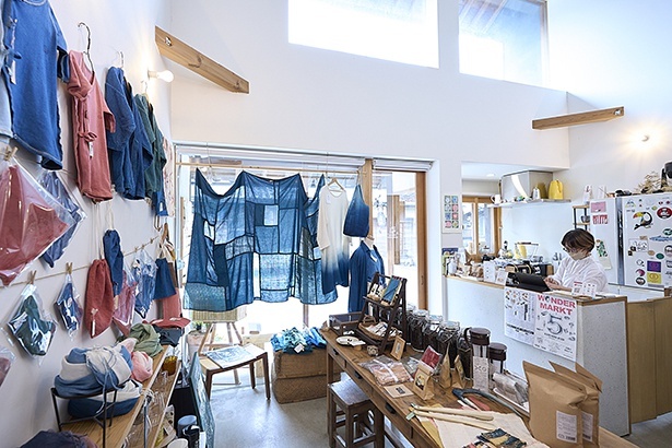 店内ではイベントや展示を随時開催。この日は、徳島の伝統の藍染と草木染を融合した染物屋「染昌」の展示会を開催