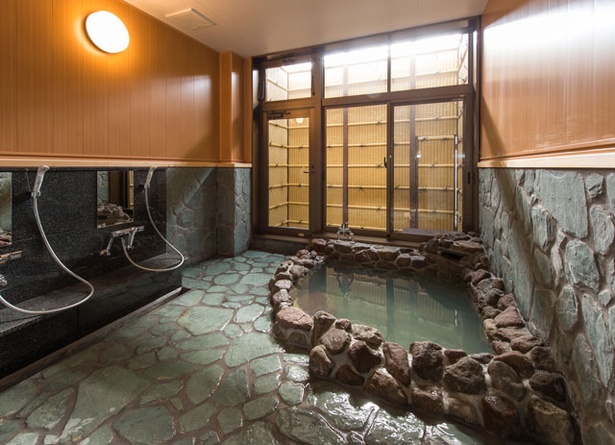 「鴛野温泉 はなまるの湯」では、多彩な貸切り風呂を用意する。写真は岩風呂
