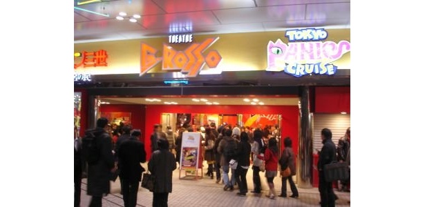21:30の開場と共に、列を成して入館する客たち。東京ドームシティのシアターGロッソにて