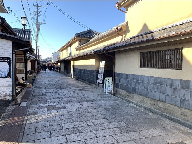 豆田町商店街の魚町の様子。一軒一軒異なる特徴を持つ建物からはさまざまな時代の跡が見て取れる