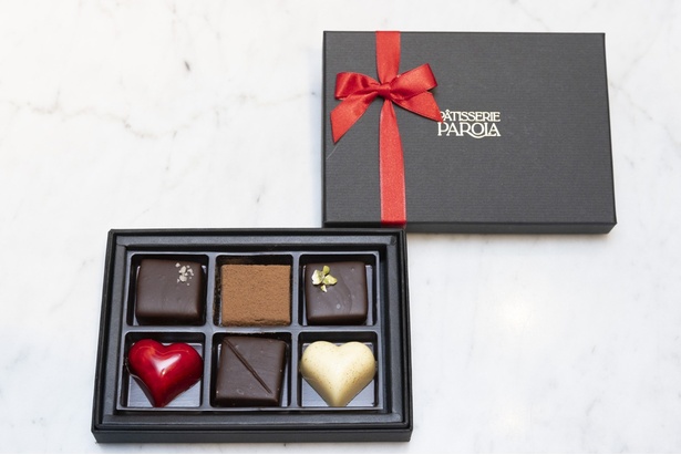 パッケージも中身のチョコレートも、大人っぽいシックなデザイン！Patisserie PAROLAの「Lovetine」