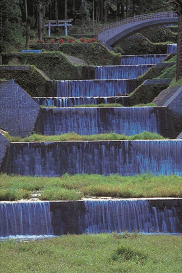 階段状に小さな滝が連なる成沢の「段々滝」