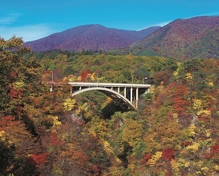 鳴子温泉郷で山河の紅葉絶景＆温泉を堪能