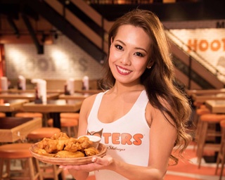 「ミスフーターズ世界大会」でトップに選ばれた美女が名古屋にやってくる！