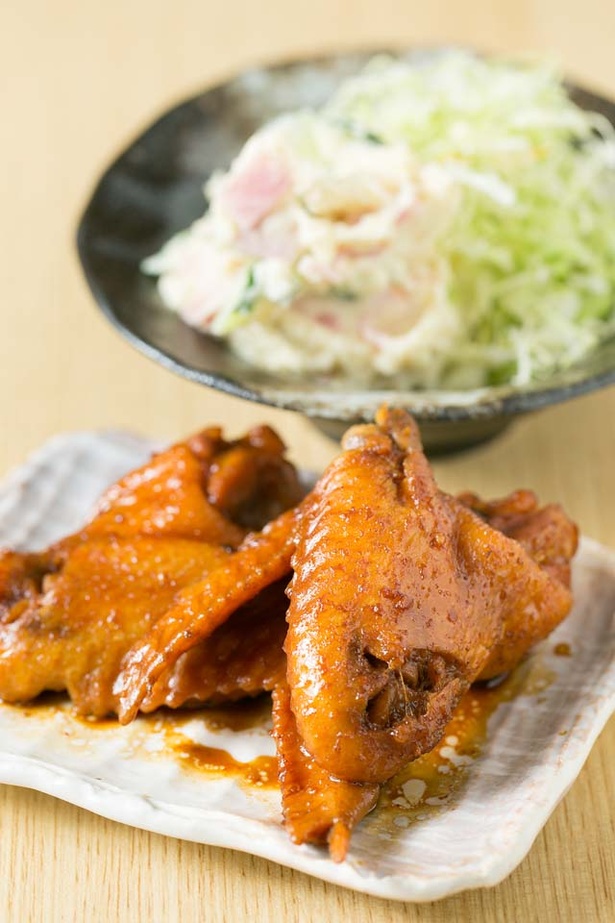 長年人気の「手羽先の煮」(300円)と「ポテトサラダ」(520円)
