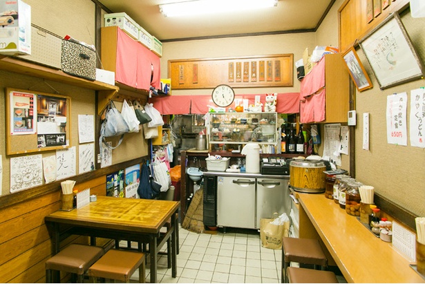  旦過うどん / 活気ある店内はカウンターとテーブルの13席