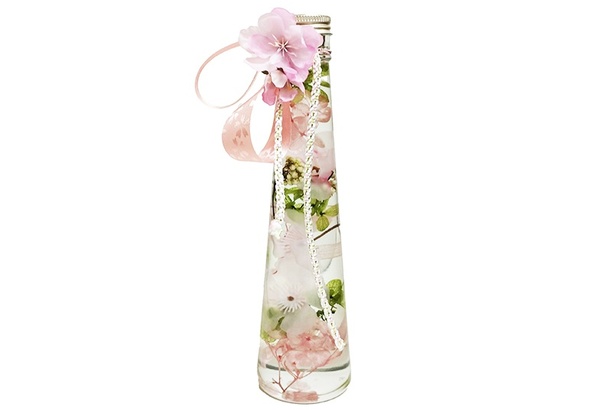 桜の花をガラスの小瓶に閉じ込めたハーバリウム