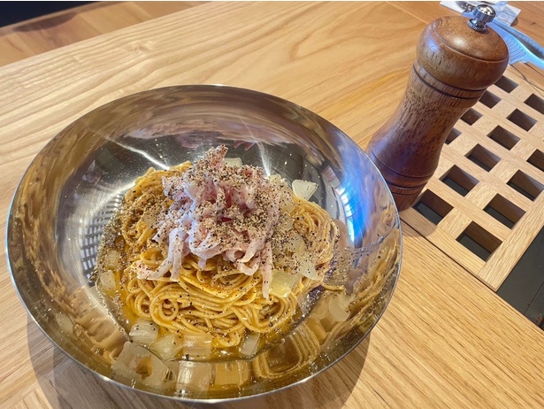 銀色の器の中で輝く「鶏油そば」