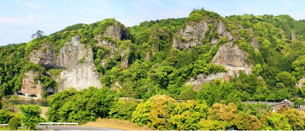 断崖絶壁・競秀峰。内部にある青の洞門は1735年、ノミとツチを使って越後の旅僧・禅海によって30年かけて手掘りされた