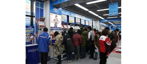 「ヤマダ電機 LABI1 日本総本店」PC売り場の前に人だかり！