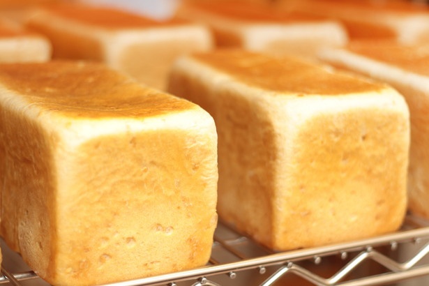 【写真を見る】食パン「よいことパン」(1斤 540円)は1日最高600斤売れるほど人気の商品