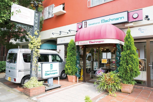 カラフルな外観が目印。街の中でもひときわ目立つ