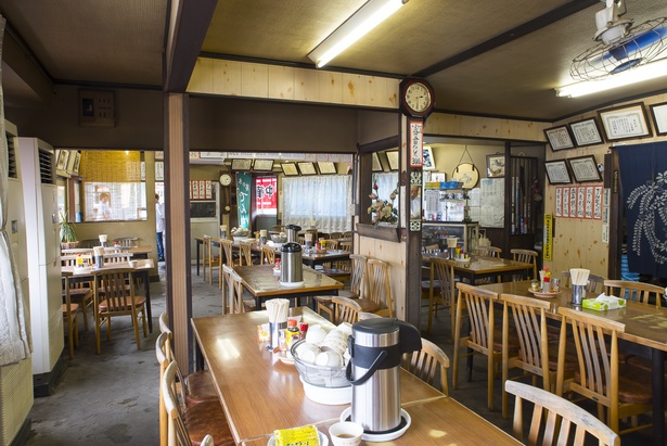 土間のような床にテーブルが配置される店内。昭和からある食事処そのものだ