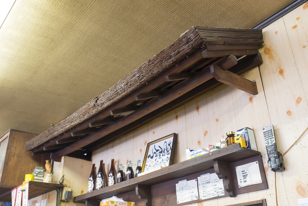 店の一角には、茶店だった初代から残る屋根の一部が飾られている