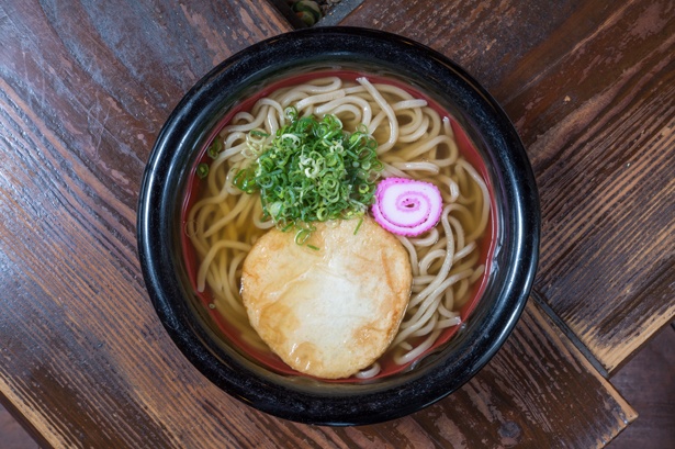 「丸天うどん」(650円)。丸天は「饂飩蕎麦発祥之碑」が建つ承天寺近くの「西門蒲鉾店」で特注